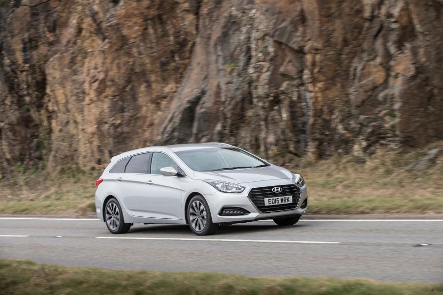  Hyundai i40 Wagon 2015 года  (UK) (фото 10 из 28)